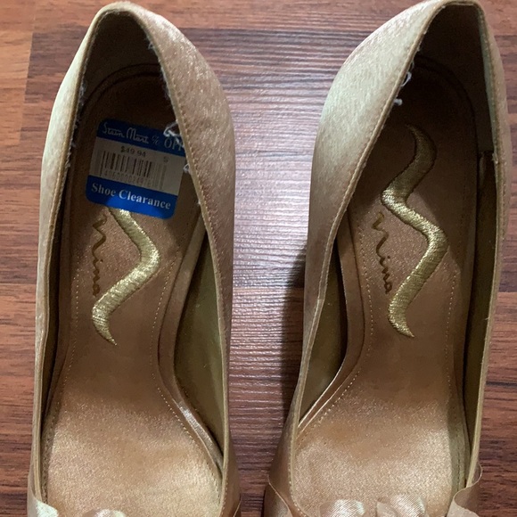 Women's gold heels! - Picture 5 of 5